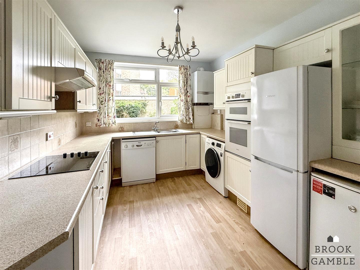 3 Bedroom Flat. Granville Road in Eastbourne,  3